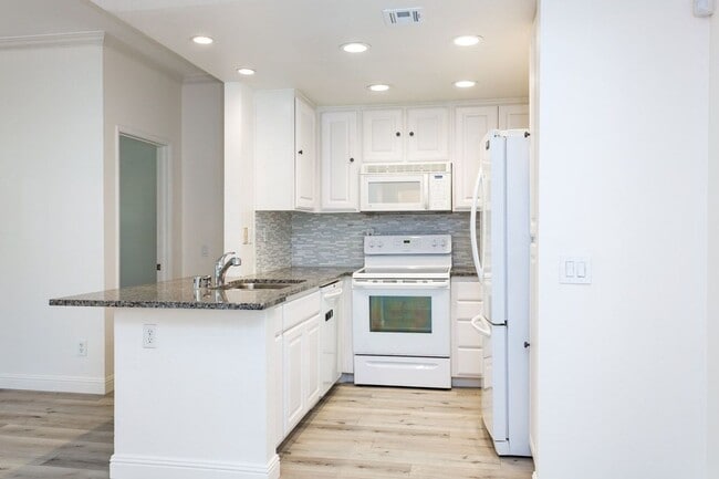 2020 Camino De La Reina in San Diego, CA - Building Photo - Building Photo