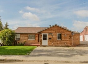 304 Slater Dr in Fairbanks, AK - Building Photo