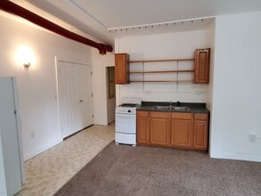90 E Main St, Unit 2 in Norwich, NY - Foto de edificio - Building Photo