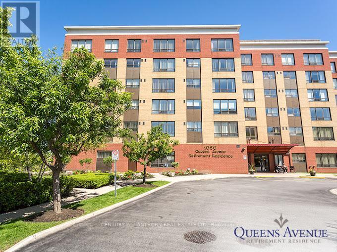 1056-1056 Queens Ave in Oakville, ON - Building Photo