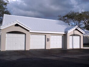 2820 N Oakland Forest Dr, Unit 208 in Oakland Park, FL - Foto de edificio - Building Photo