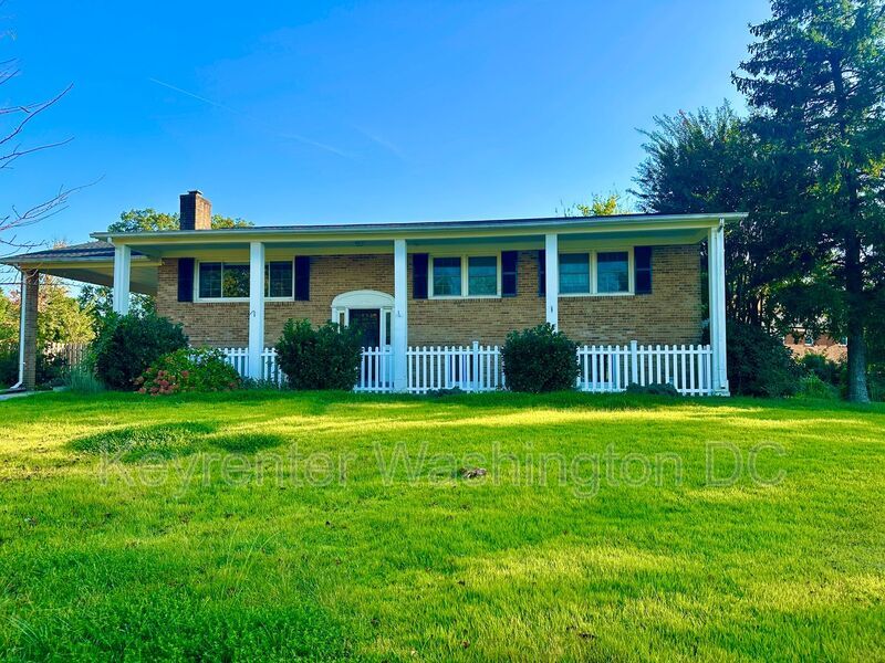311 Lourdes Dr in Fort Washington, MD - Building Photo
