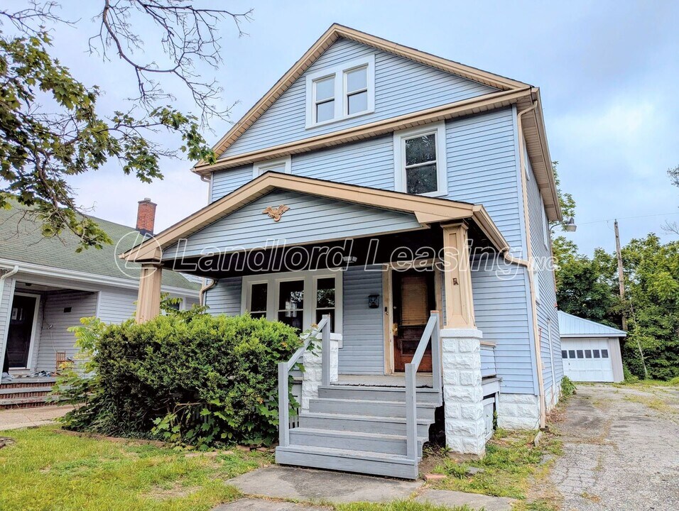 223 E 15th St in Elyria, OH - Building Photo