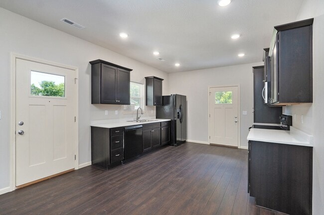 property at 1320 E Elm St