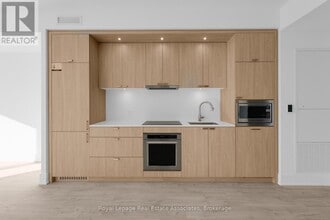 259 The Kingsway in Toronto, ON - Building Photo - Building Photo
