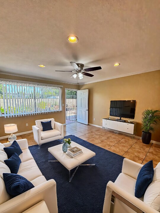 7601 Wyoming St in Westminster, CA - Foto de edificio