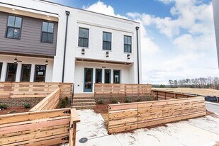 906 Farmstead Rd in Suwanee, GA - Building Photo