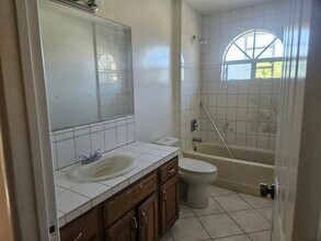 260 Mission Dr in Camarillo, CA - Building Photo - Building Photo