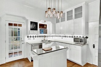 608 W Hopkins St in San Marcos, TX - Building Photo - Building Photo