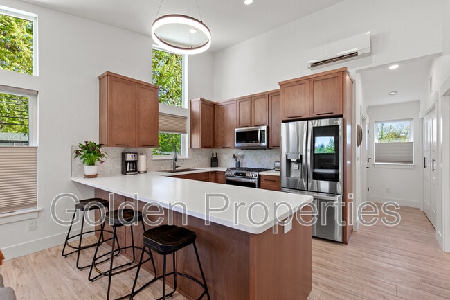property at 1721 E Lakeside Ave