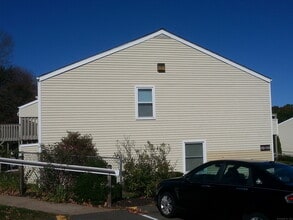 461 E Mitchell Ave in Cheshire, CT - Building Photo - Building Photo
