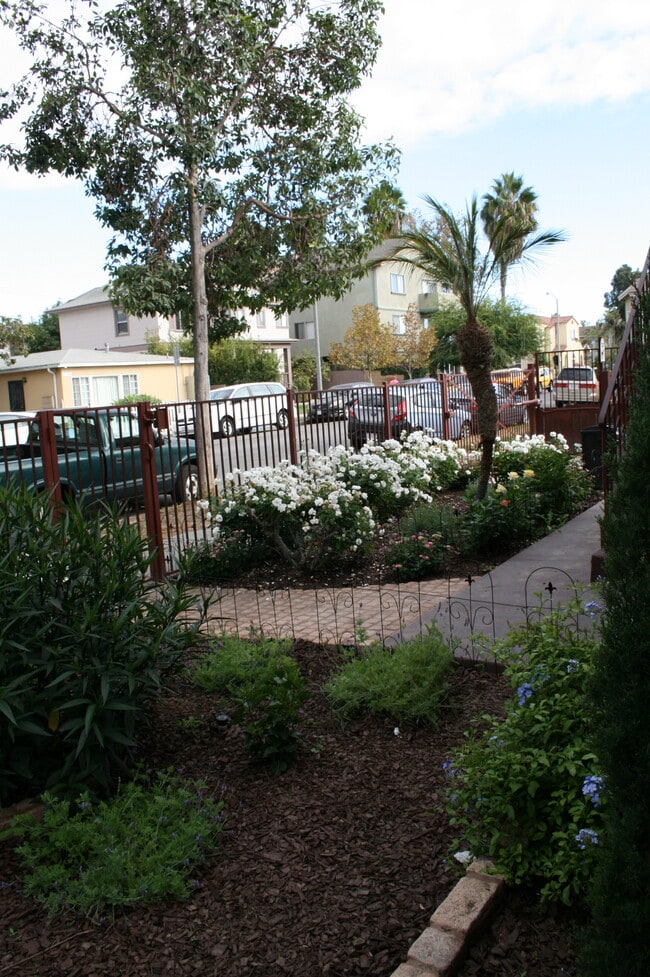 2527 Elm Ave, Unit E in Long Beach, CA - Foto de edificio - Building Photo