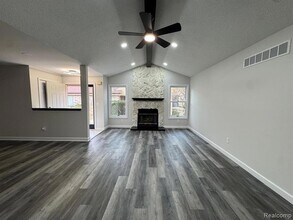 2343 Heritage Pointe Dr, Unit 29 in Sterling Heights, MI - Foto de edificio - Building Photo