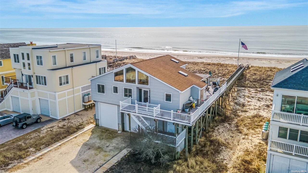 717 Dune Rd in Westhampton Beach, NY - Building Photo