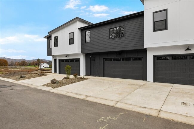 315 Talons Dr in Eagle Point, OR - Building Photo - Building Photo