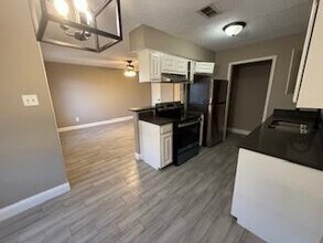 320 Queens Ct N in Mansfield, TX - Foto de edificio - Building Photo