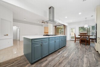 10323 Otter Cir in Baytown, TX - Foto de edificio - Building Photo