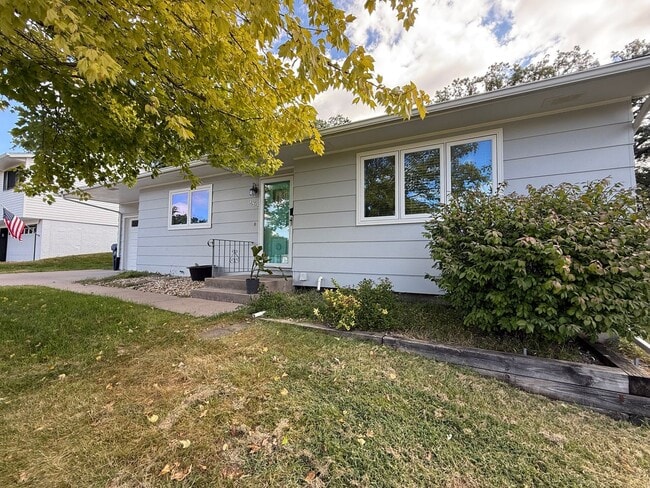 3363 Sunny Hill Dr in Bettendorf, IA - Building Photo - Building Photo