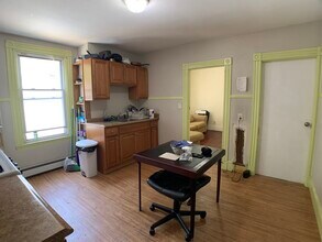 569 Main St, Unit 1 in Medford, MA - Foto de edificio - Building Photo