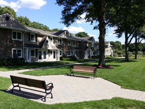 Fairfield Courtyard At Middle Island in Middle Island, NY - Foto de edificio - Building Photo