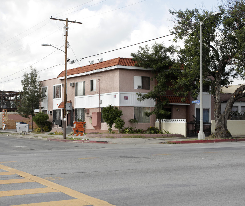 6703 Laurel Canyon Blvd in North Hollywood, CA - Foto de edificio