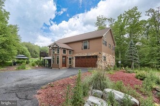 125 Pebble Beach Dr in Hazle Township, PA - Building Photo - Building Photo