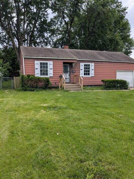 11305 East 39th St S in Independence, MO - Building Photo