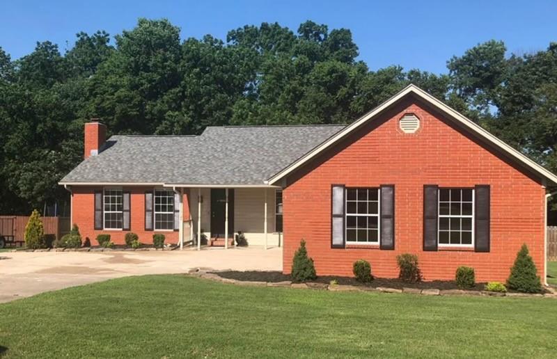 215 Bluff Dr in Lowell, AR - Building Photo
