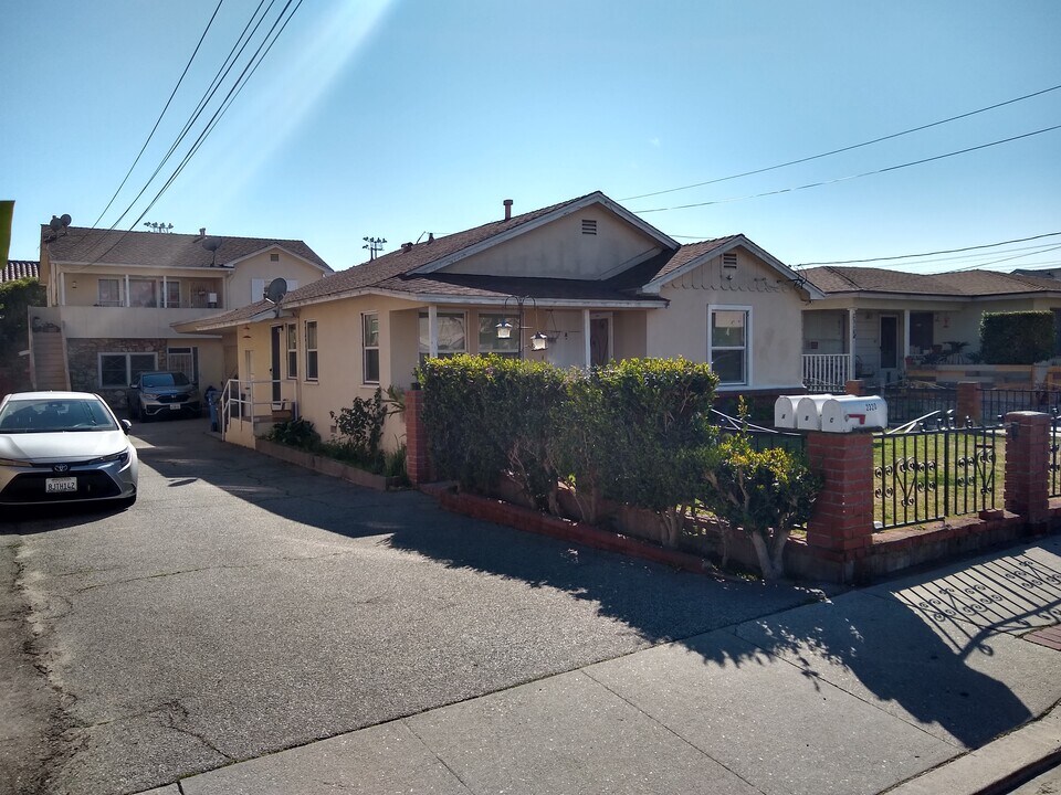 2320 Carnegie Ln in Redondo Beach, CA - Building Photo