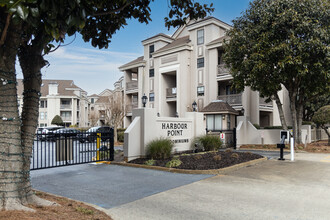 Harbour Point Condominiums in Virginia Beach, VA - Building Photo - Building Photo