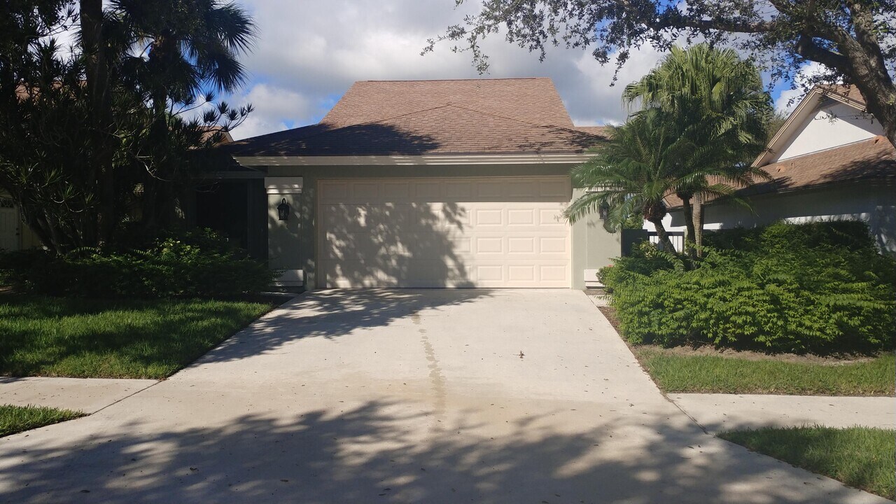 218 Ridge Rd in Jupiter, FL - Building Photo