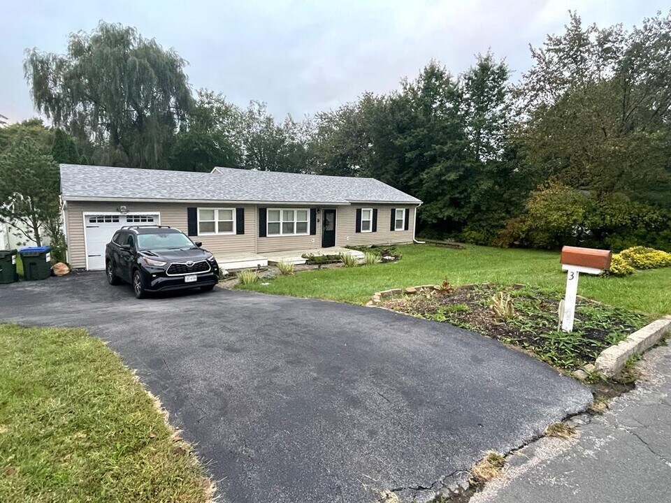 3 Plymouth Rock Ct in Washingtonville, NY - Building Photo