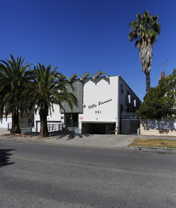 Villa Serrano Apartments in Los Angeles, CA - Building Photo