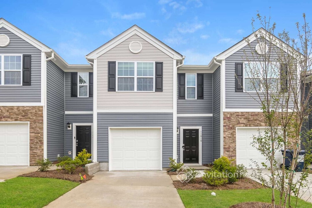 11818 Brier Vlg Ln, Unit 19-21F in Charlotte, NC - Foto de edificio