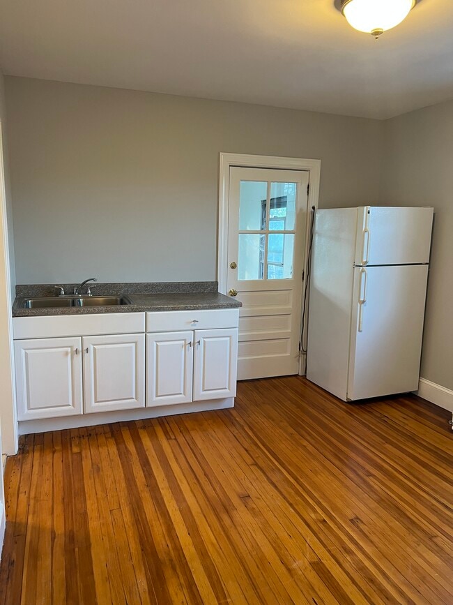 4 Price Blvd, Unit 3 in West Hartford, CT - Foto de edificio - Building Photo