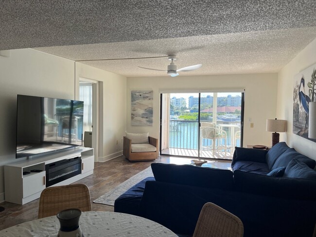 7600 Sun Island Dr S, Unit 205 in South Pasadena, FL - Foto de edificio - Building Photo