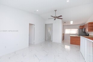 7821 W 29th Way in Hialeah, FL - Building Photo