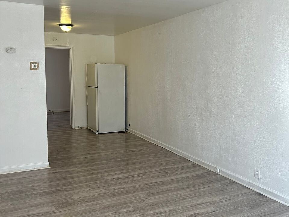 352 Devereaux Ave in Philadelphia, PA - Building Photo