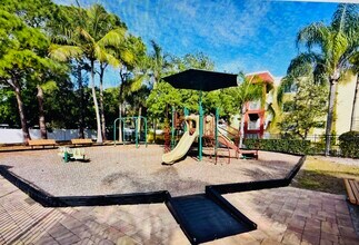 2630 Coconut Bay Ln, Unit Sarasota Palms in Sarasota, FL - Foto de edificio - Building Photo