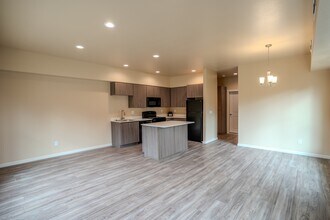 5783 Joynak St S in Salem, OR - Foto de edificio - Building Photo