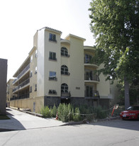 5312 Hermitage Ave in Valley Village, CA - Foto de edificio - Building Photo