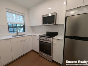 1168 Massachusetts Ave, Unit 3 in Cambridge, MA - Building Photo - Building Photo