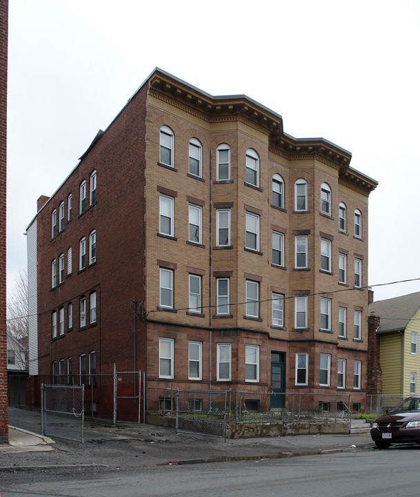 425 S Elm St in Holyoke, MA - Building Photo