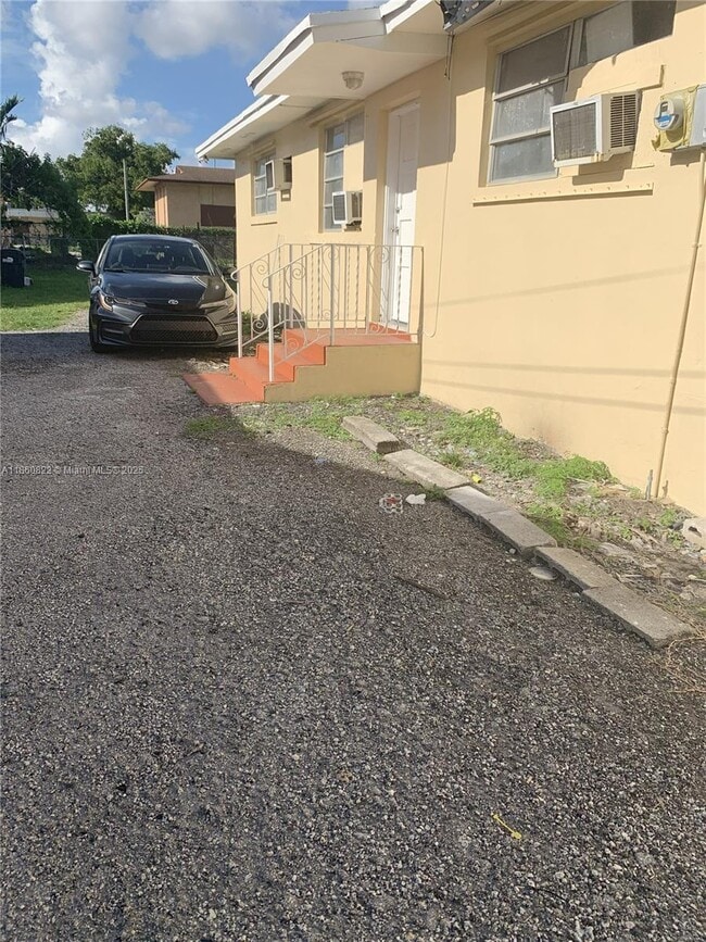 1725 NW 59th St in Miami, FL - Foto de edificio - Building Photo