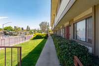 Acadia Apartments in Bakersfield, CA - Building Photo - Building Photo