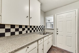 Swisswood Apartments in Dallas, TX - Building Photo