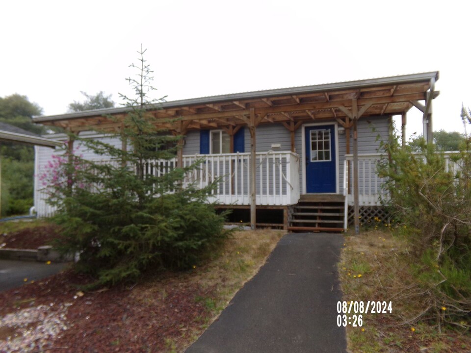 636 Duck Lake Dr NE in Ocean Shores, WA - Building Photo