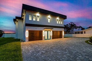 711 Tropical Dr in Bradenton, FL - Building Photo