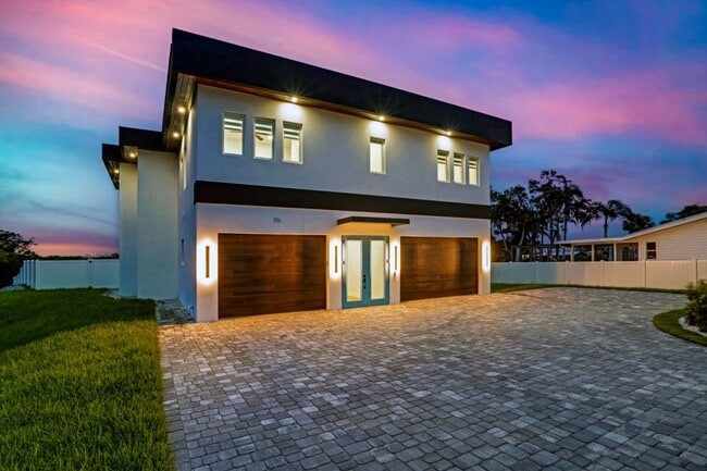711 Tropical Dr