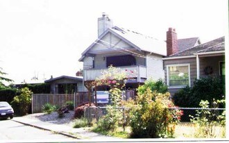 2475 55th Ave SW in Seattle, WA - Building Photo